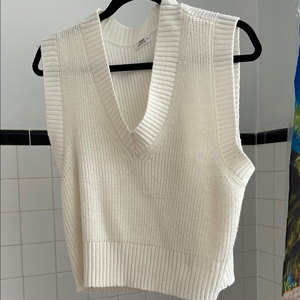 White Sleeveless Knit Top/ sweater vest